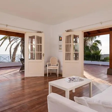 Spacious, Well Appointed, In A Wonderful Raised Location And Stunning Sea Views Vila