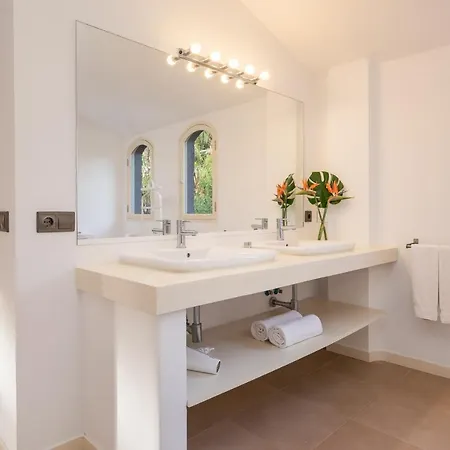 Vila Spacious, Well Appointed, In A Wonderful Raised Location And Stunning Sea Views *