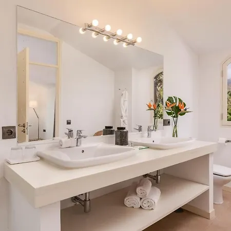 Spacious, Well Appointed, In A Wonderful Raised Location And Stunning Sea Views Vila *