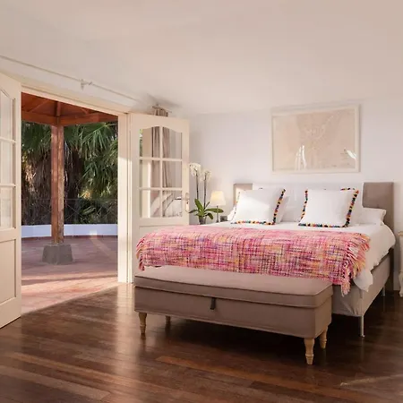 Spacious, Well Appointed, In A Wonderful Raised Location And Stunning Sea Views Vila